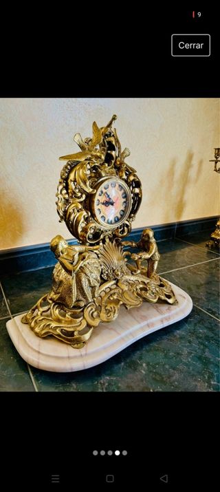 Reloj de bronce bañado en oro y base de mármol