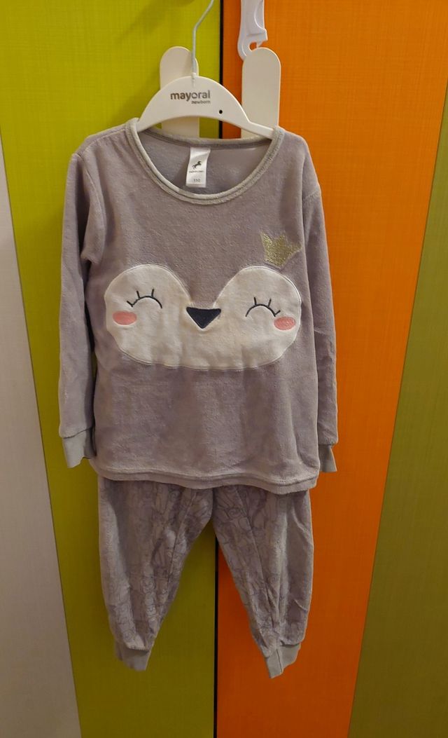 Pijama niña gris C&A 5 años. 110 cm