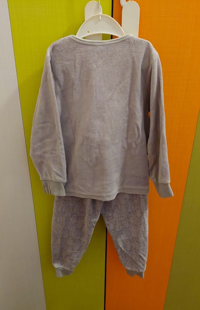 Pijama niña gris C&A 5 años. 110 cm