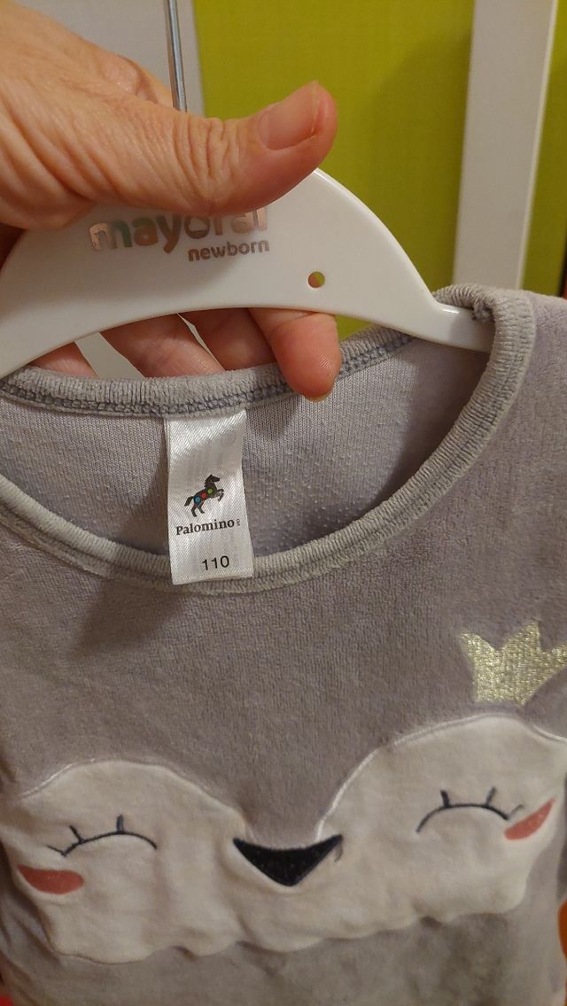 Pijama niña gris C&A 5 años. 110 cm