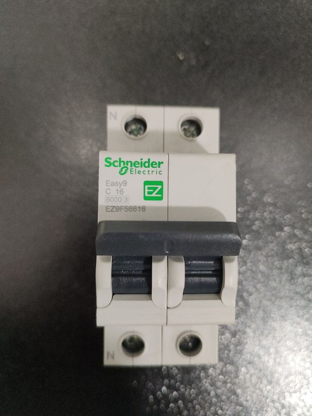 Magnetotérmico Schneider.