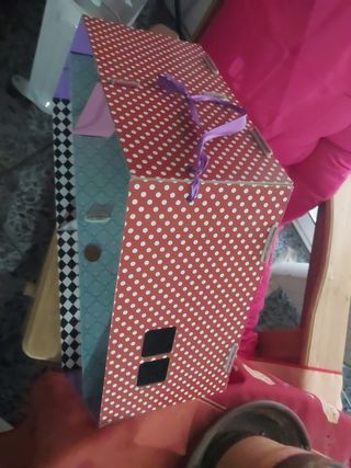 Casita de muñecas y muñeca