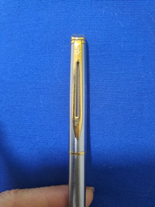 Bolígrafo Waterman plateado y dorado.