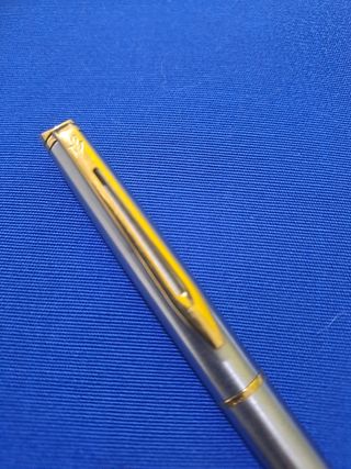 Bolígrafo Waterman plateado y dorado.