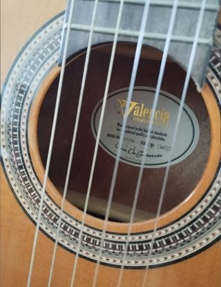 Guitarra española y soporte