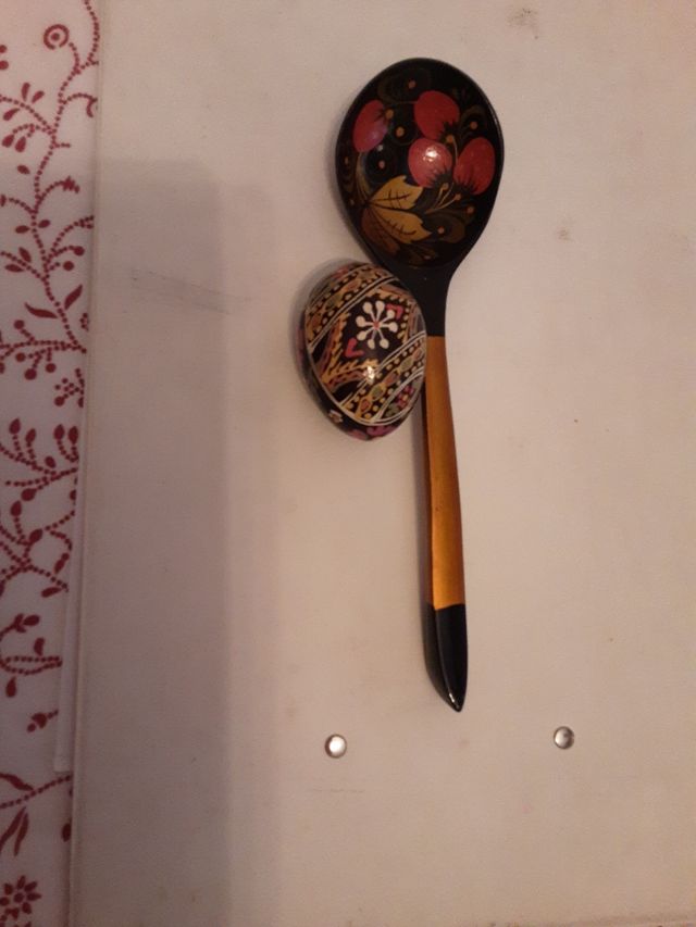 Cuchara y huevo de madera pintados.