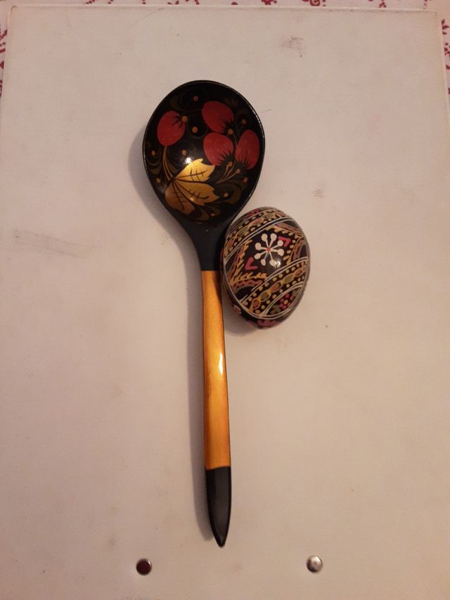 Cuchara y huevo de madera pintados.