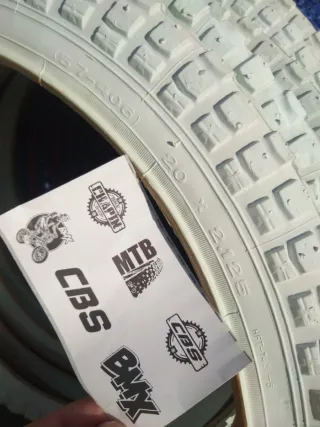 Pareja neumáticos blancos BMX 20x2.125