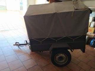 Remolque con tapa de hierro y cerradura
