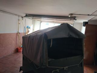 Remolque con tapa de hierro y cerradura