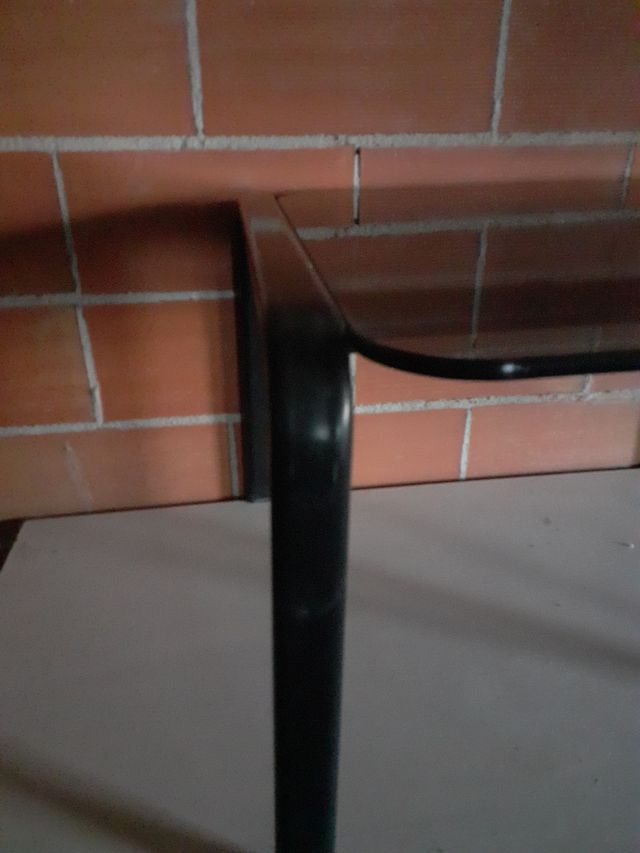 Mesita auxiliar de cristal y hierro