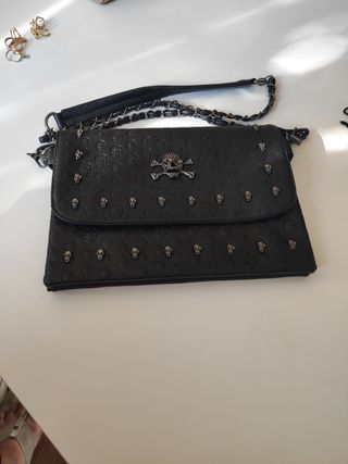 Bolso cuero y calaveras