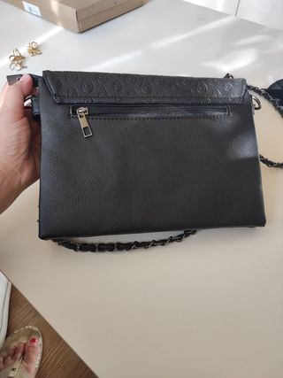 Bolso cuero y calaveras