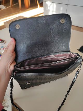 Bolso cuero y calaveras