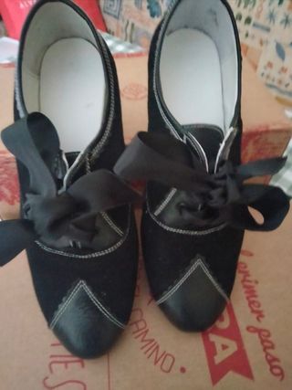 Zapatos manteo o traje regional