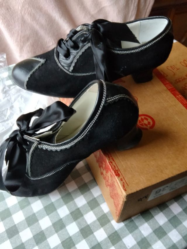 Zapatos manteo o traje regional