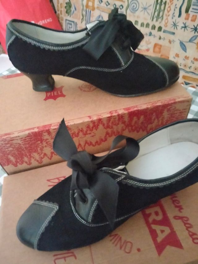 Zapatos manteo o traje regional