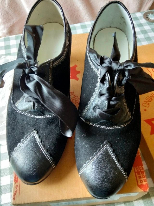 Zapatos manteo o traje regional