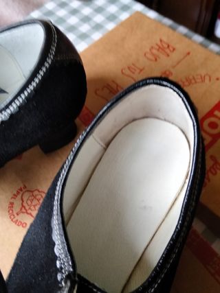 Zapatos manteo o traje regional