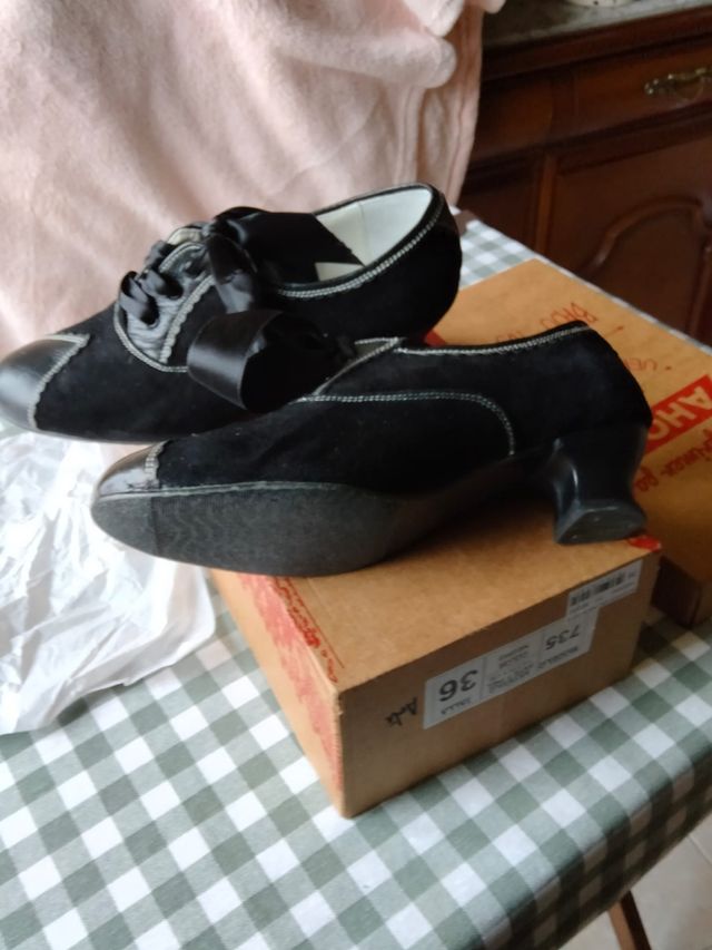 Zapatos manteo o traje regional