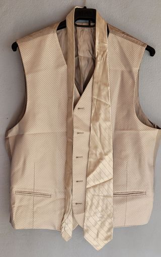 CHALECO Y CORBATA