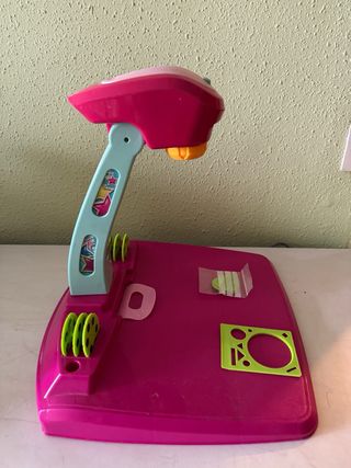 Proyector de dibujo niña