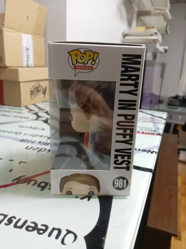 Funko pop regreso al futuro más chapas. 