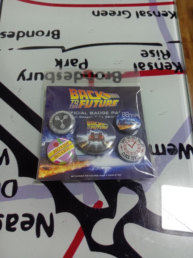 Funko pop regreso al futuro más chapas. 