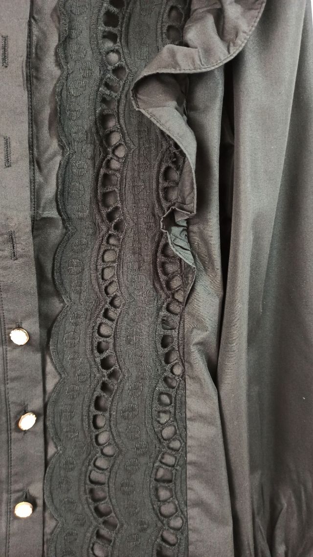 Blusa nera con volant, 70% cotone