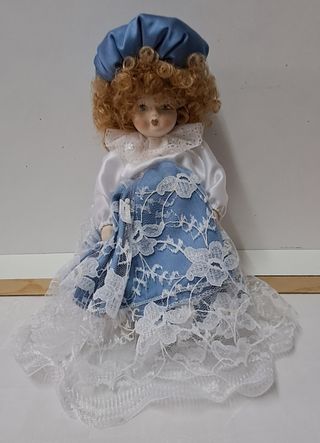 Piccola bambola di porcellana da collezione