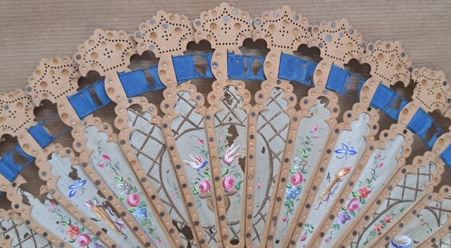 Antiguo abanico para restaurar, principios del sig