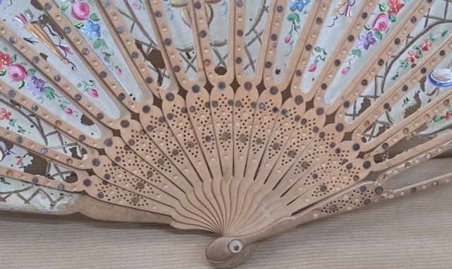 Antiguo abanico para restaurar, principios del sig