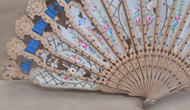 Antiguo abanico para restaurar, principios del sig