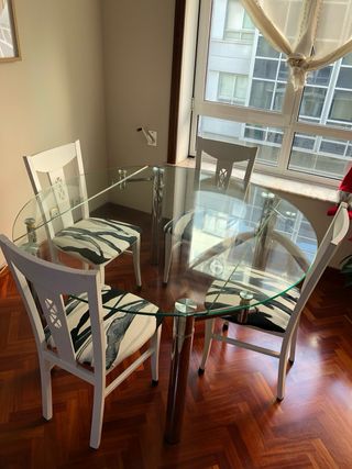Mesa comedor extensible de cristal.