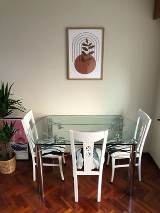 Mesa comedor extensible de cristal.
