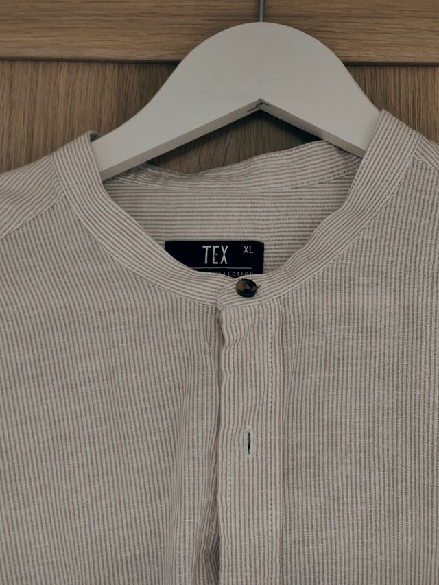 Camisa de rayas beige y cuello mao