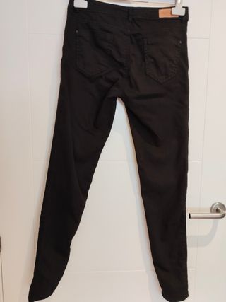 Pantalón pitillo negro talla 38