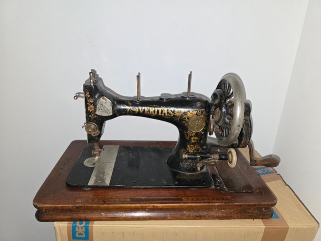 Maquina de coser alemana Veritas.