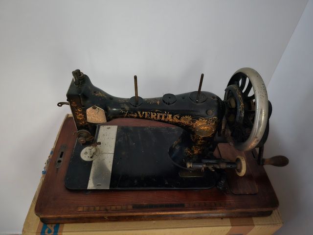 Maquina de coser alemana Veritas.