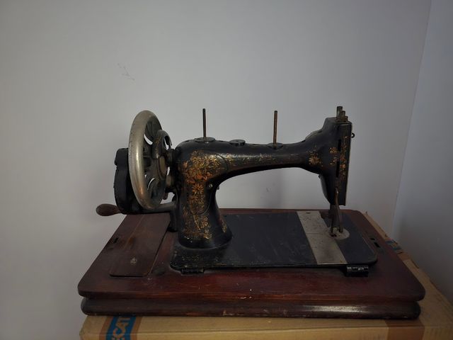 Maquina de coser alemana Veritas.