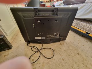 Televisor 32" con soporte de pared