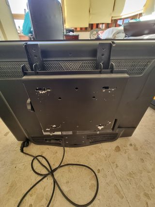 Televisor 32" con soporte de pared