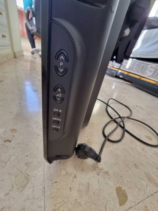 Televisor 32" con soporte de pared