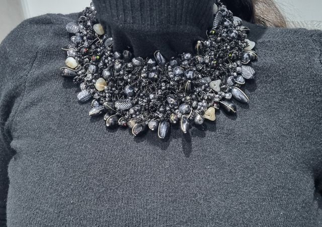 Collana a colletto in pietre e metallo