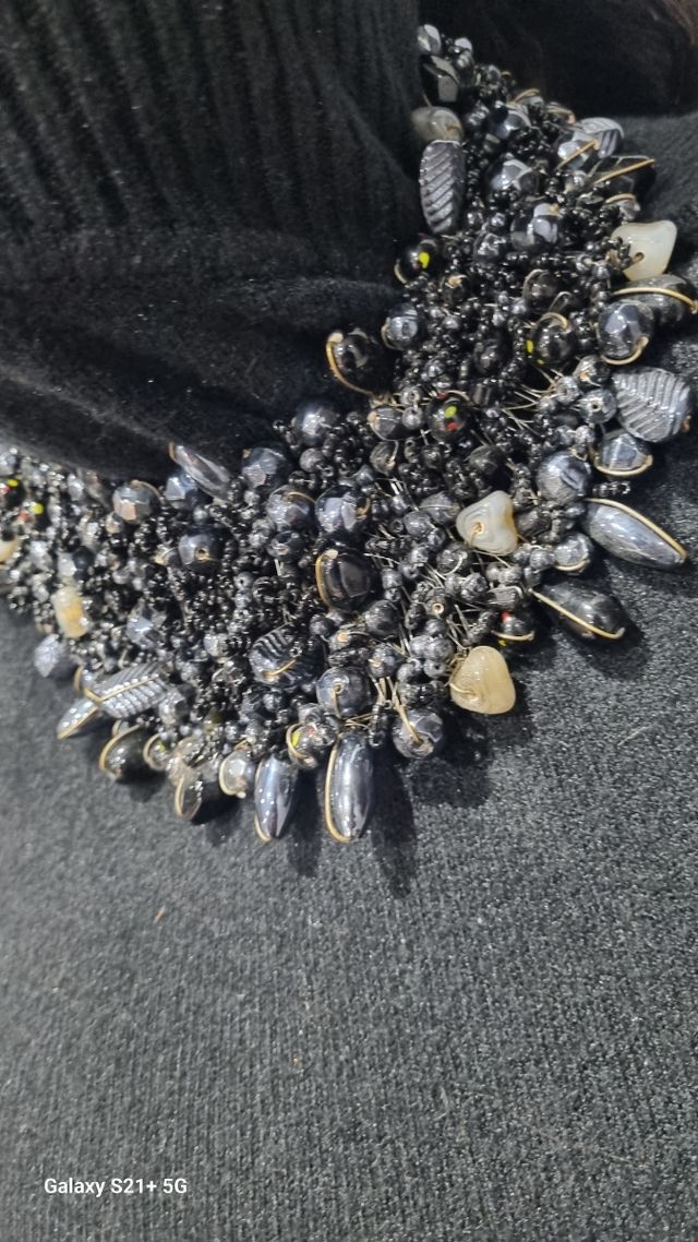 Collana a colletto in pietre e metallo