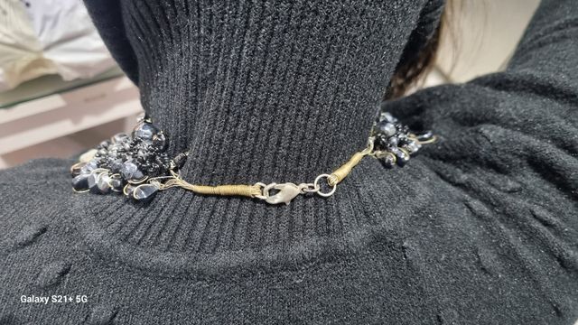 Collana a colletto in pietre e metallo