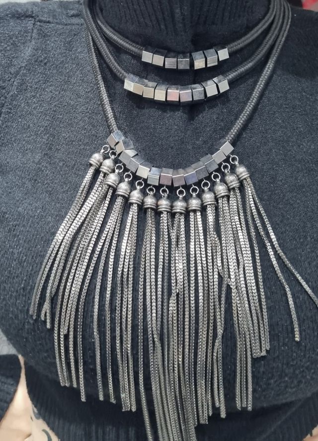 Collana in tessuto e metallo