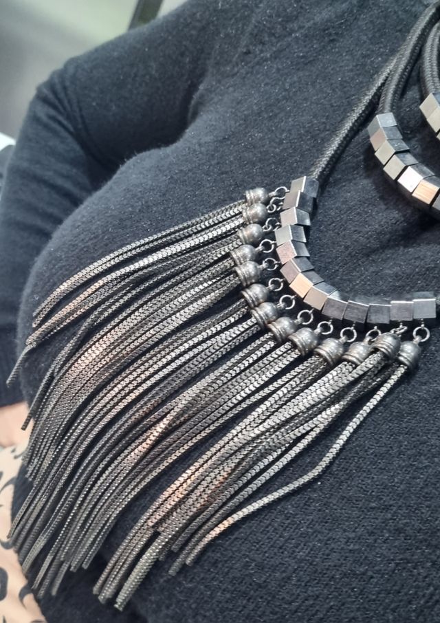 Collana in tessuto e metallo