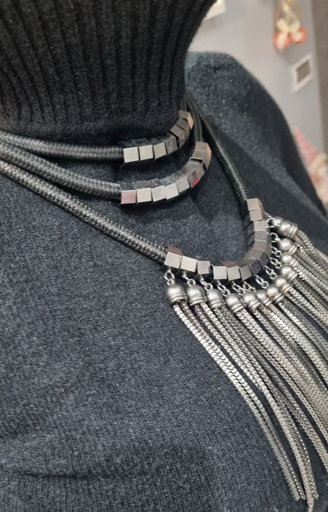 Collana in tessuto e metallo