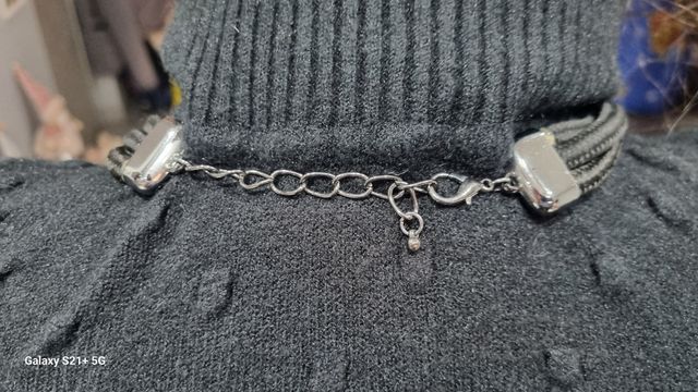 Collana in tessuto e metallo